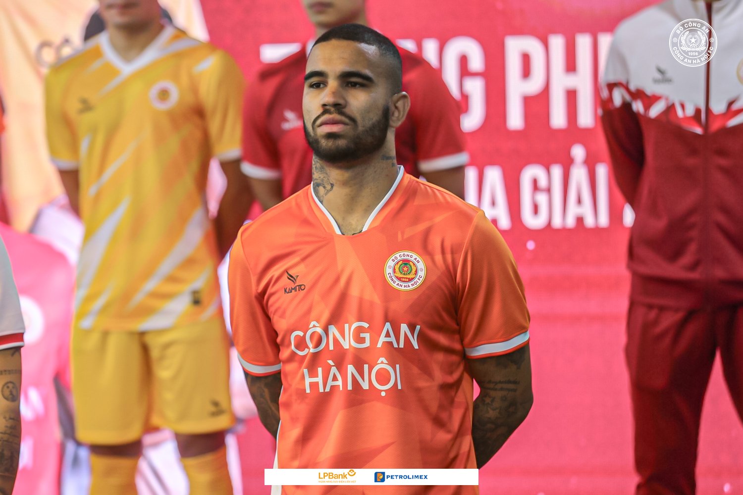 Tien dao Jhon Cley trong buoi le xuat quan mua giai moi cua CLB Cong an Ha Noi